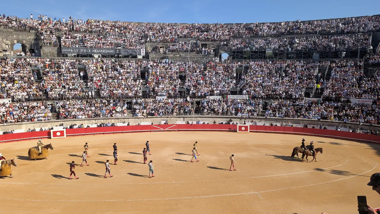 Paseo des toreros dans les arènes de Nîmes combles pendant la feria