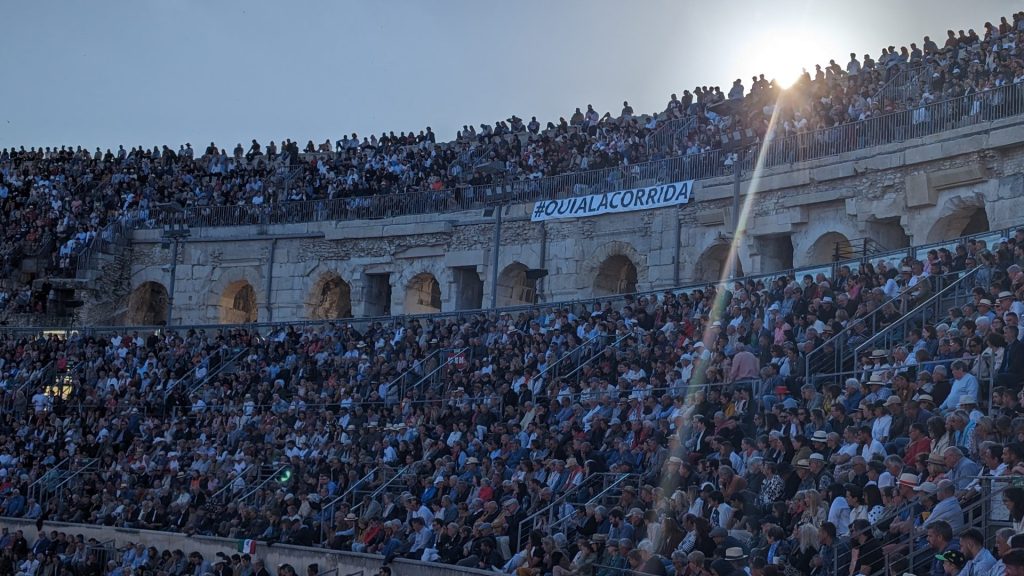 banderole #ouialacorrida nîmes