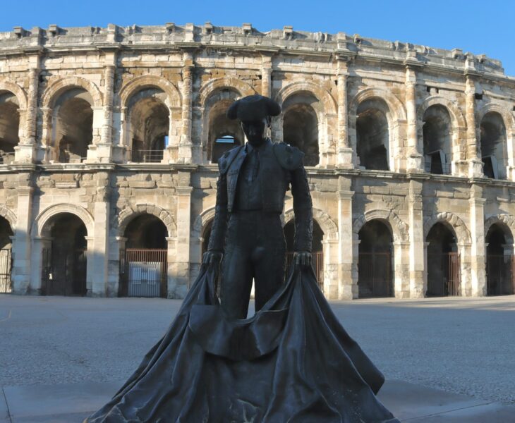 a statue of a man in front of an old building